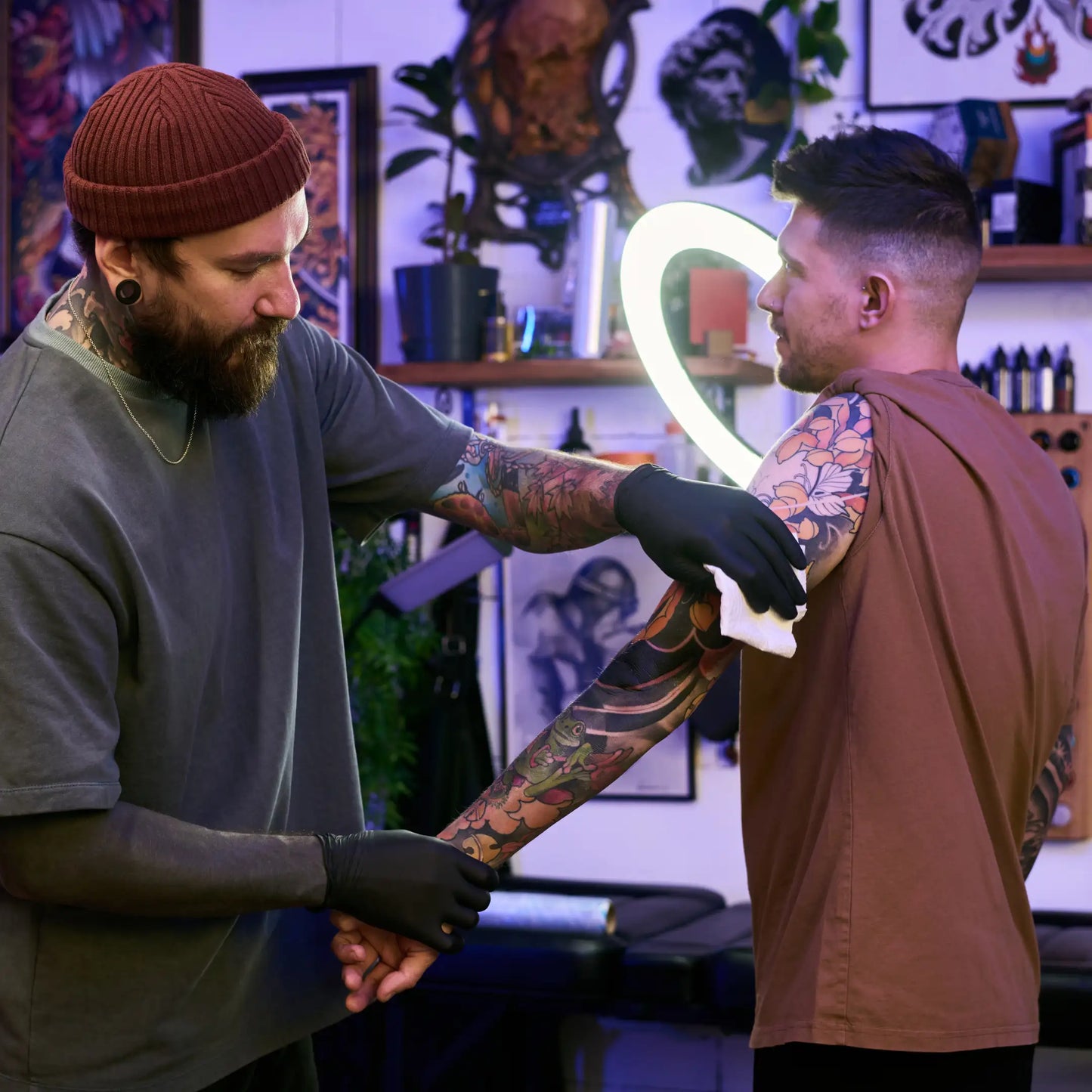Tatuador utilizando Alcohol Etílico 96º para preparar y limpiar la piel sana antes de realizar un tatuaje en Gran Canaria
