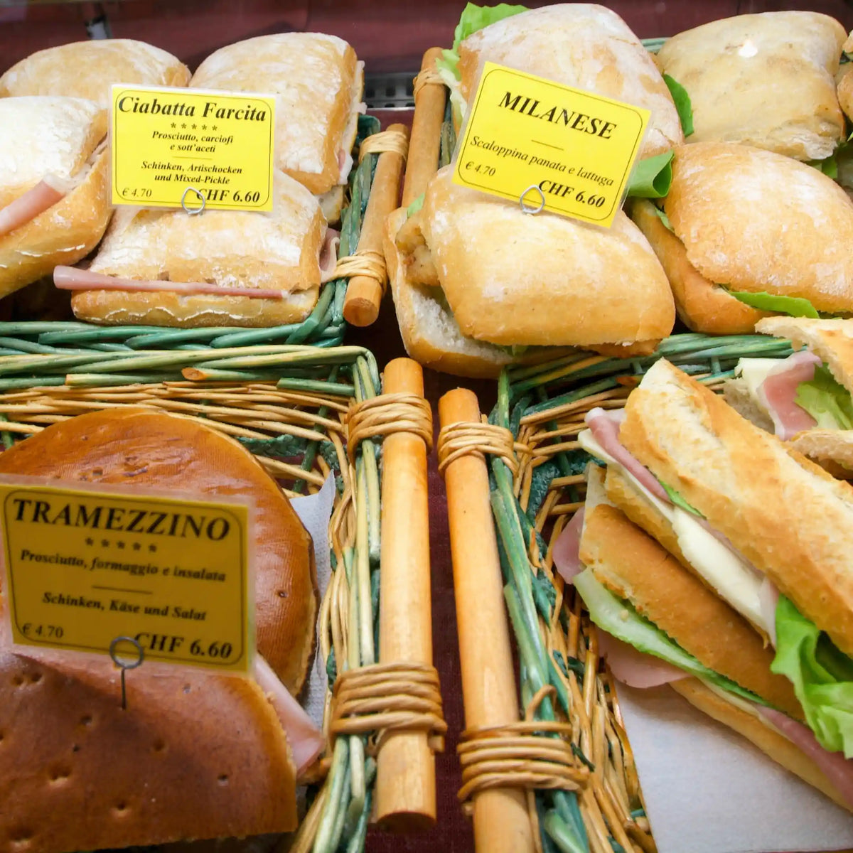 Bocadillos y sándwiches preparados en una vitrina expositora de cafetería o bocatería en Gran Canaria.