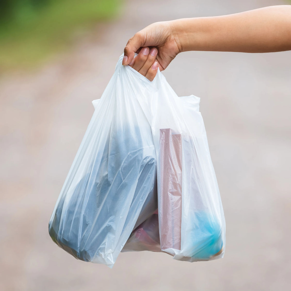 Persona transportando varias bolsas con productos comprados en una tienda o comercio en Gran Canaria.