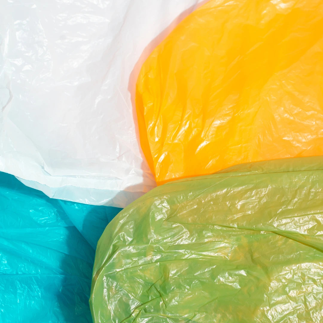 Bolsas de basura de diferentes colores para distintos usos y gestión de residuos en Gran Canaria.