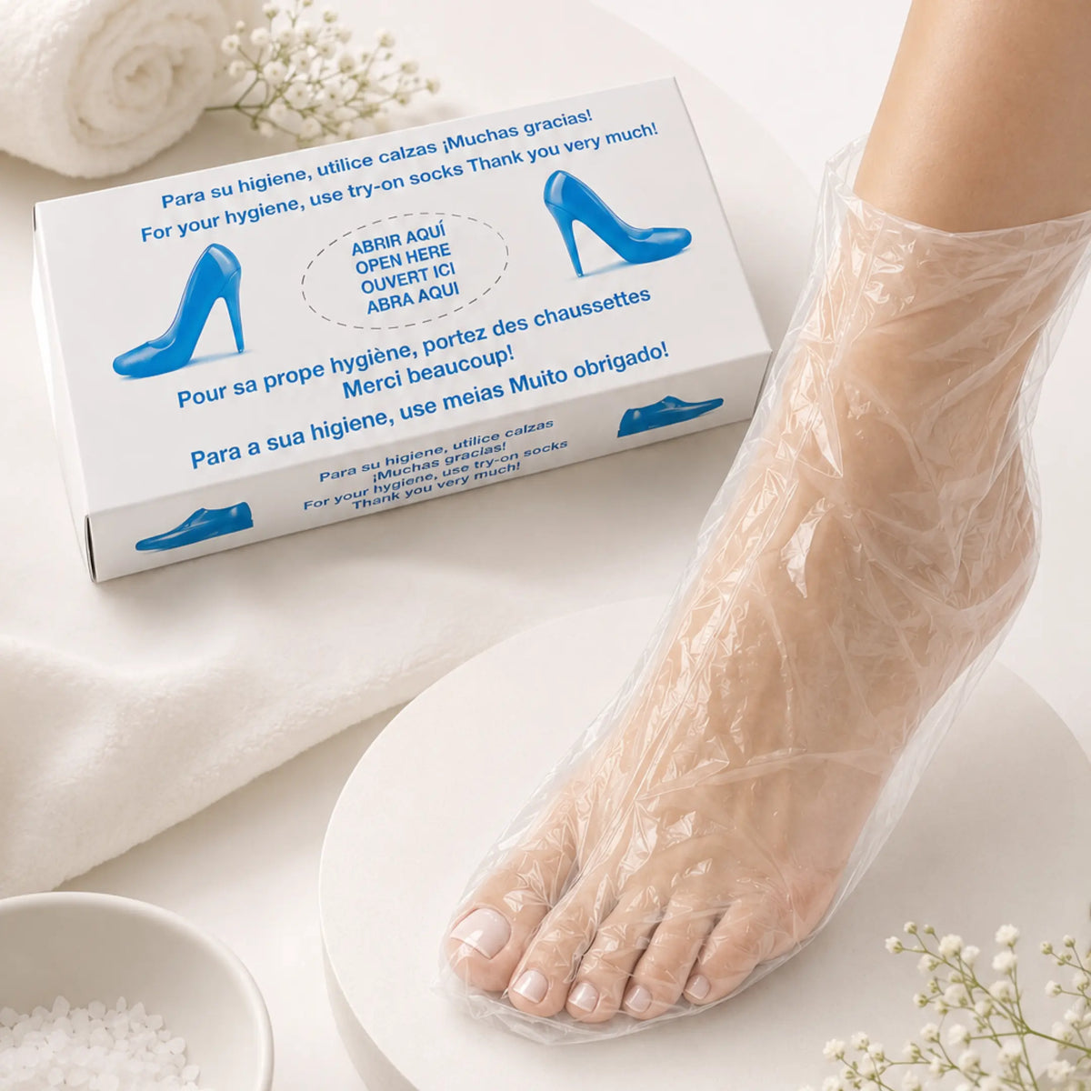 Caja de calcetines desechables junto a un pie recibiendo un tratamiento de pedicura en un centro de estética y pedicura de Gran Canaria