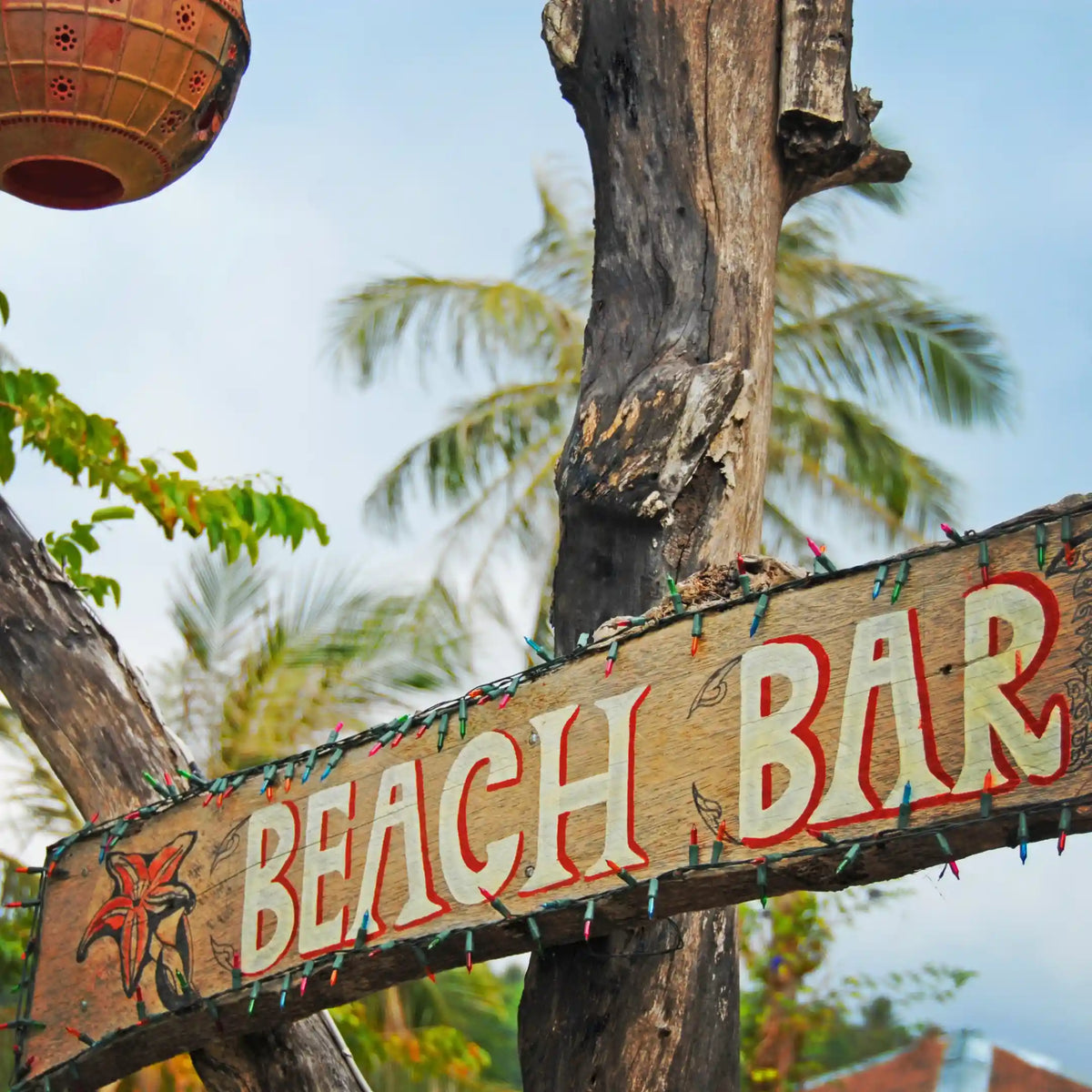 Entrada de un chiringuito o beach bar junto a una zona de terraza en Gran Canaria.