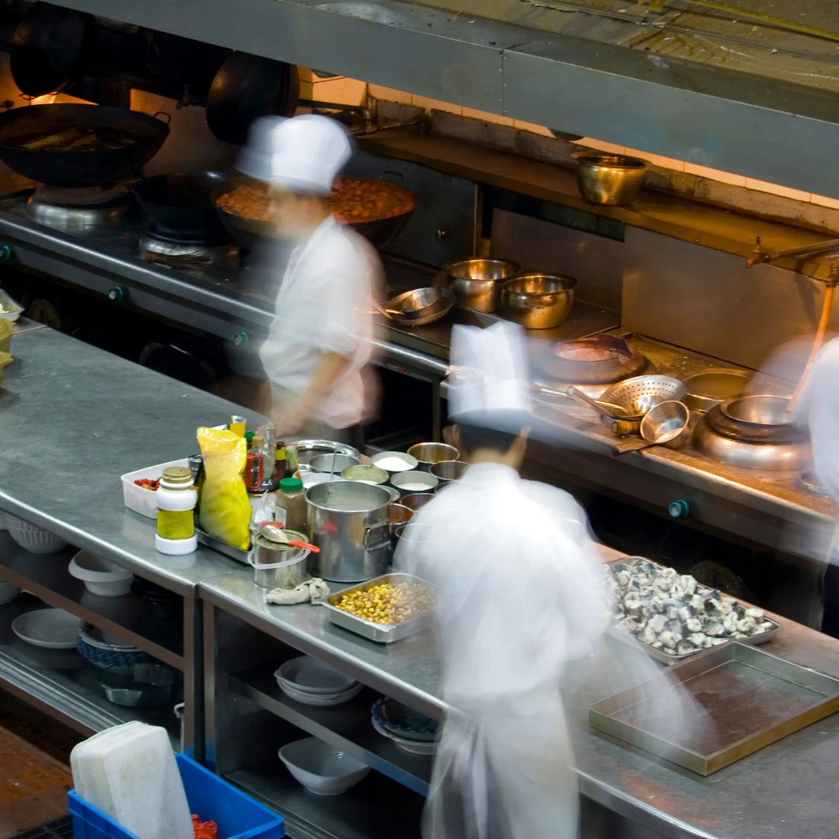 Cocineros trabajando durante la hora punta en una cocina profesional de restaurante en Gran Canaria.