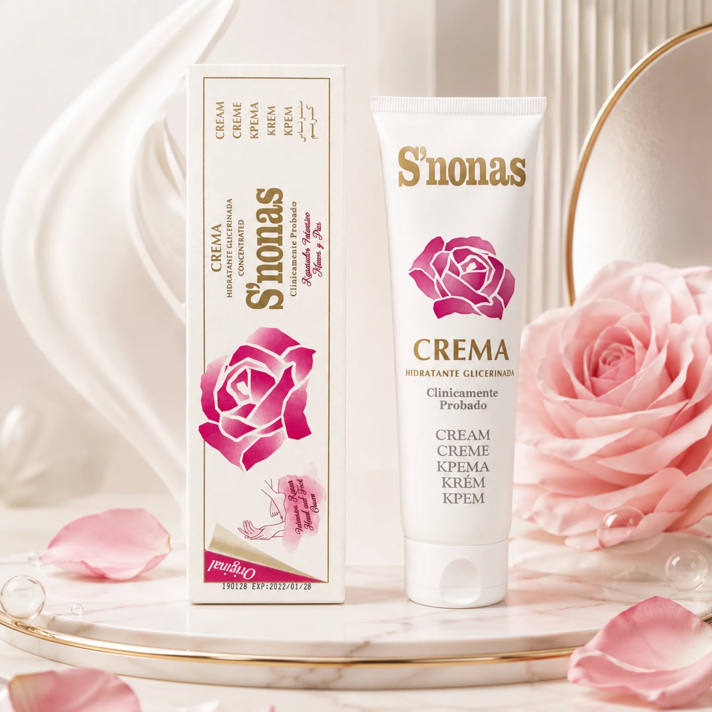 Imagen de estudio de la Crema S'Nonas Hidratante Glicerinada 150ML con caja y bote sobre piedra decorada con pétalos rosas en un entorno de estética en Gran Canaria.