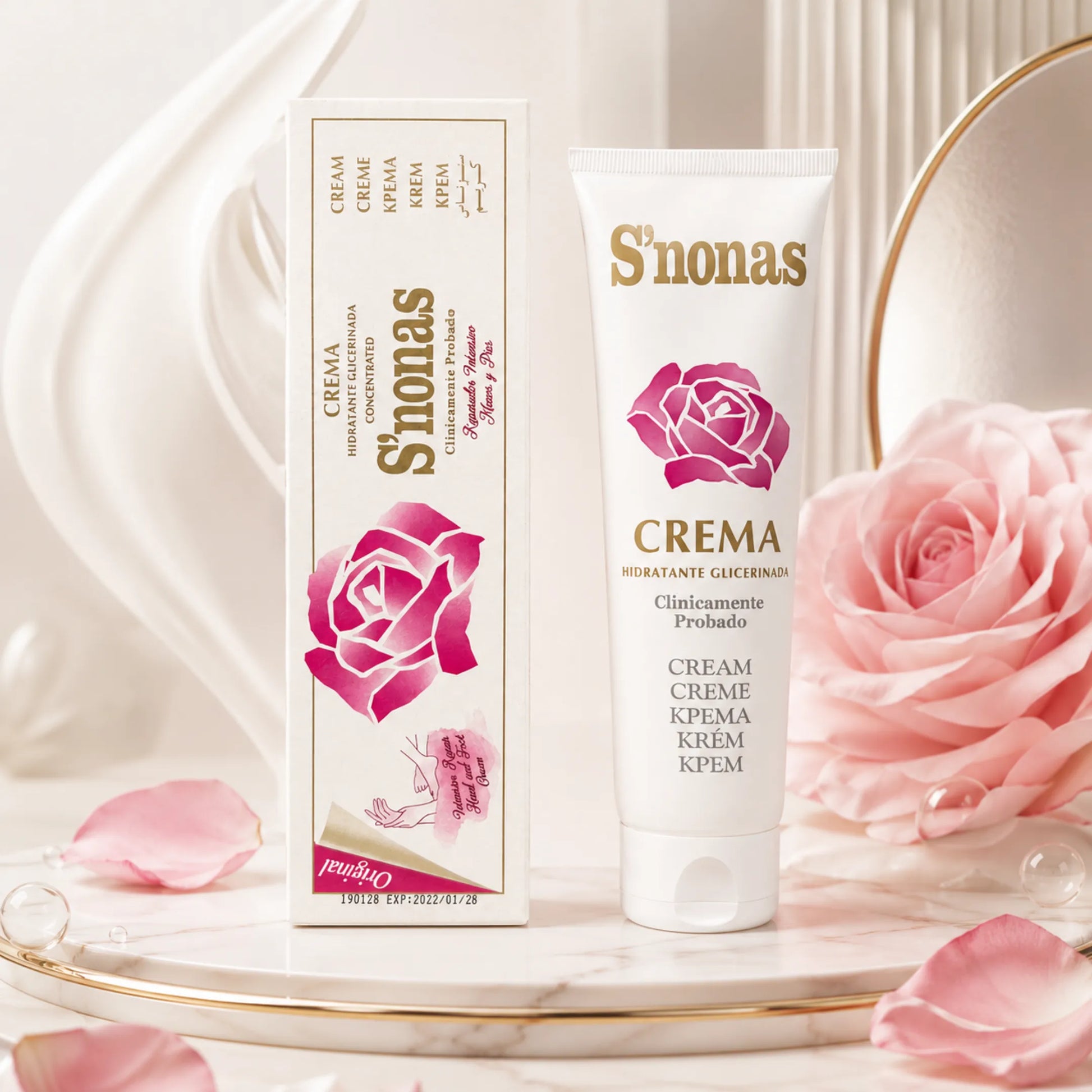 Imagen de estudio de la Crema S'Nonas Hidratante Glicerinada 150ML con caja y bote sobre piedra decorada con pétalos rosas en un entorno de estética en Gran Canaria.