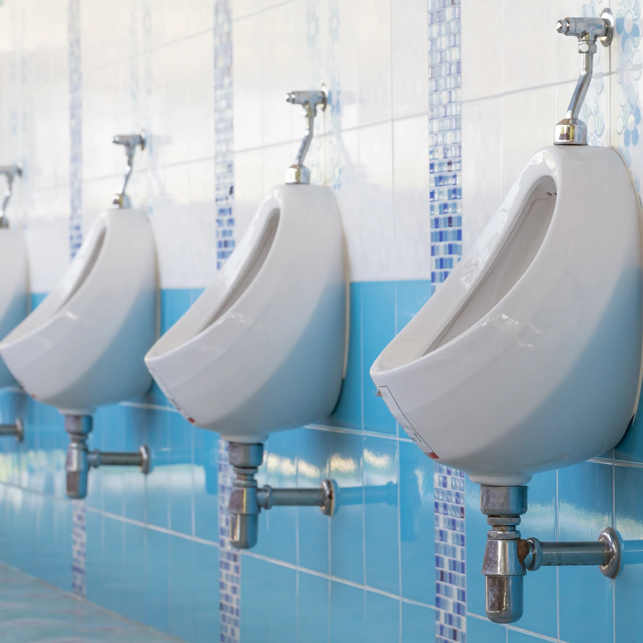 Limpieza desincrustante de urinario y WC para eliminar suciedad adherida en baños de Gran Canaria.