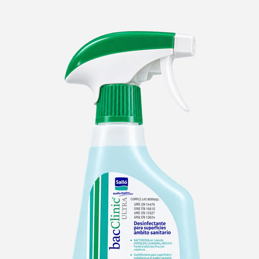 Detalle del pulverizador profesional y envase transparente de Bacclinic Ultra 750ML con líquido azul verdoso y etiquetado clínico.