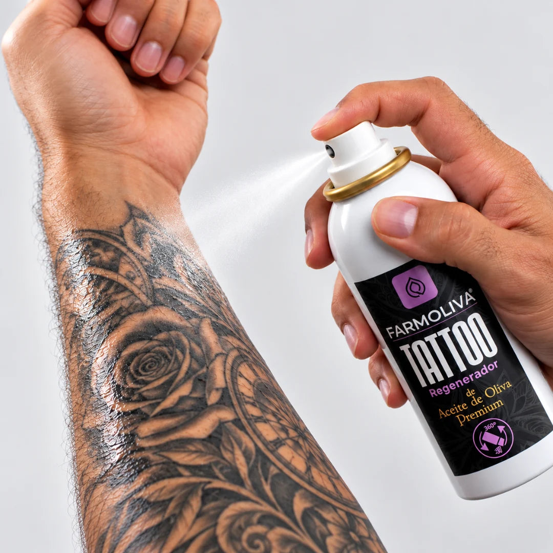 Aplicación de Farmoliva Tattoo Regenerador Spray sobre el antebrazo recién tatuado de un chico para hidratar, proteger y cuidar la piel tatuada en Gran Canaria.