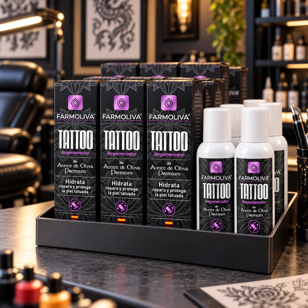 Varios botes de Farmoliva Tattoo Regenerador Spray expuestos en el mostrador de un centro de tatuajes como producto de cuidado post tattoo en Gran Canaria.