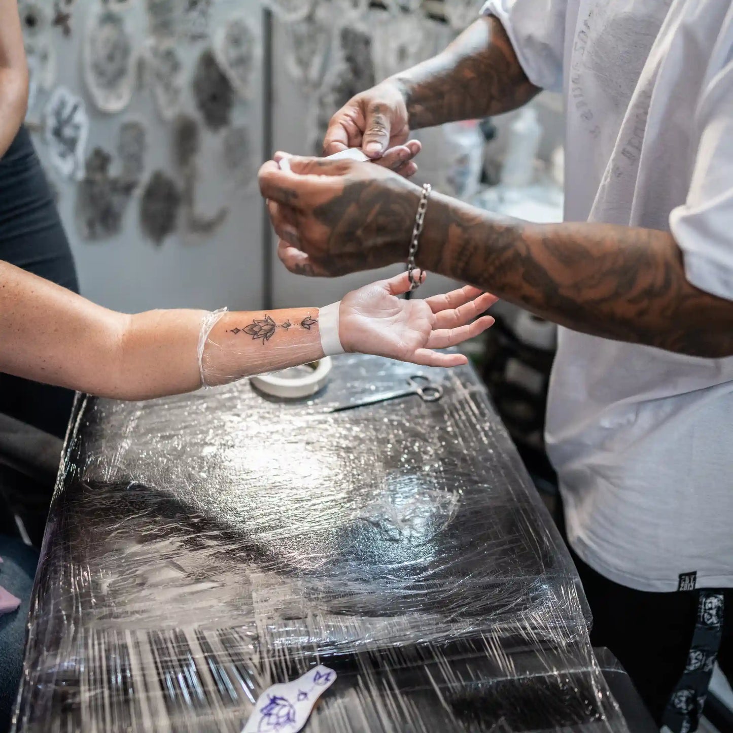 Mesa de trabajo de un estudio de tatuaje cubierta con film transparente profesional en Gran Canaria