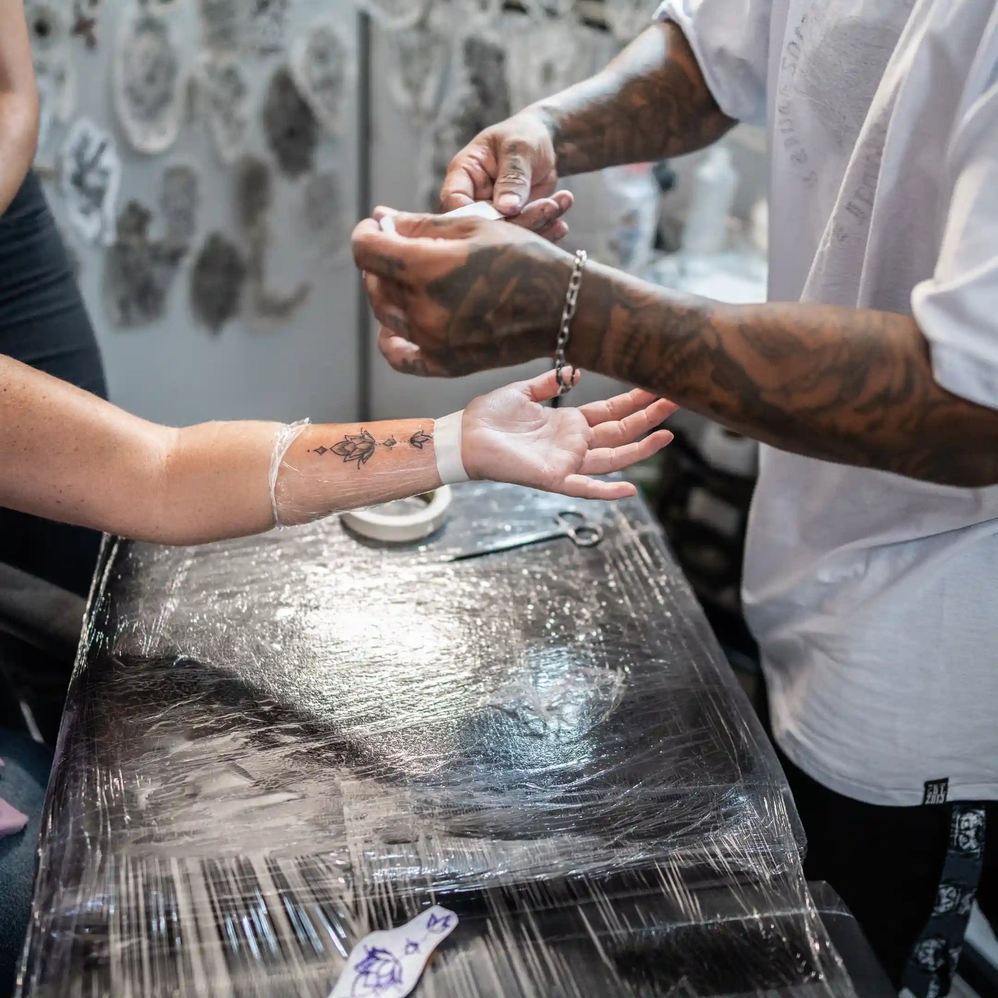 Mesa de trabajo de un estudio de tatuaje cubierta con film transparente profesional en Gran Canaria
