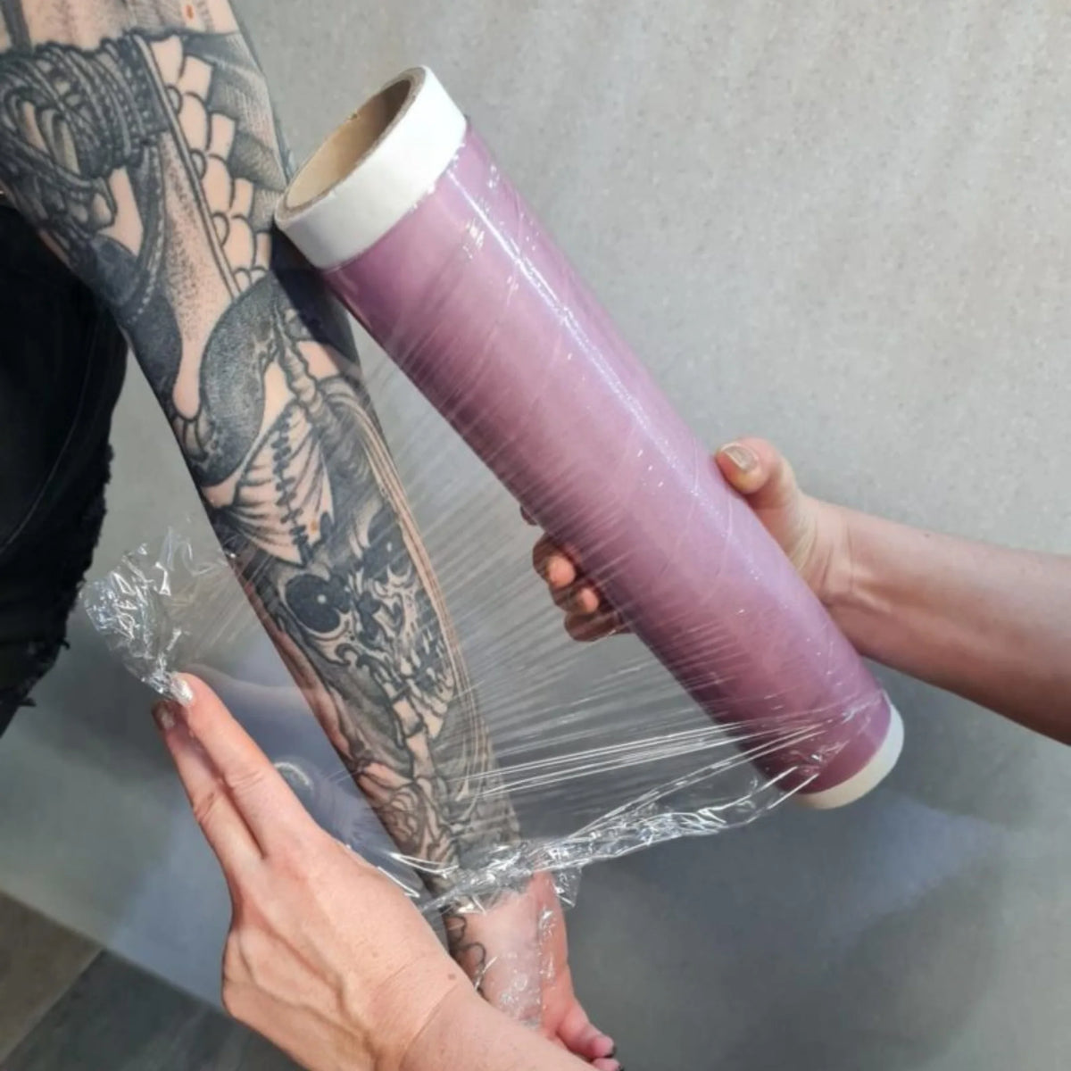 Tatuador protegiendo un tatuaje recién realizado con film transparente profesional en Gran Canaria.
