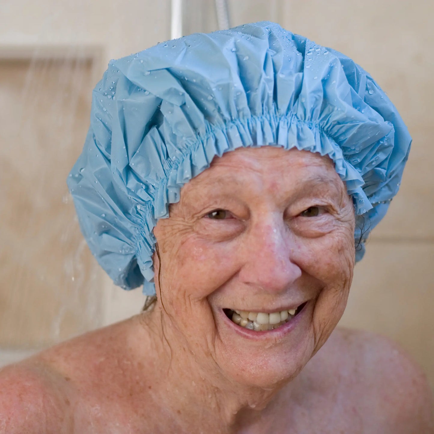 Mujer mayor realizando su higiene corporal con Gel de Baño pH 5.5 S'Nonas para uso hospitalario y geriátrico en Gran Canaria