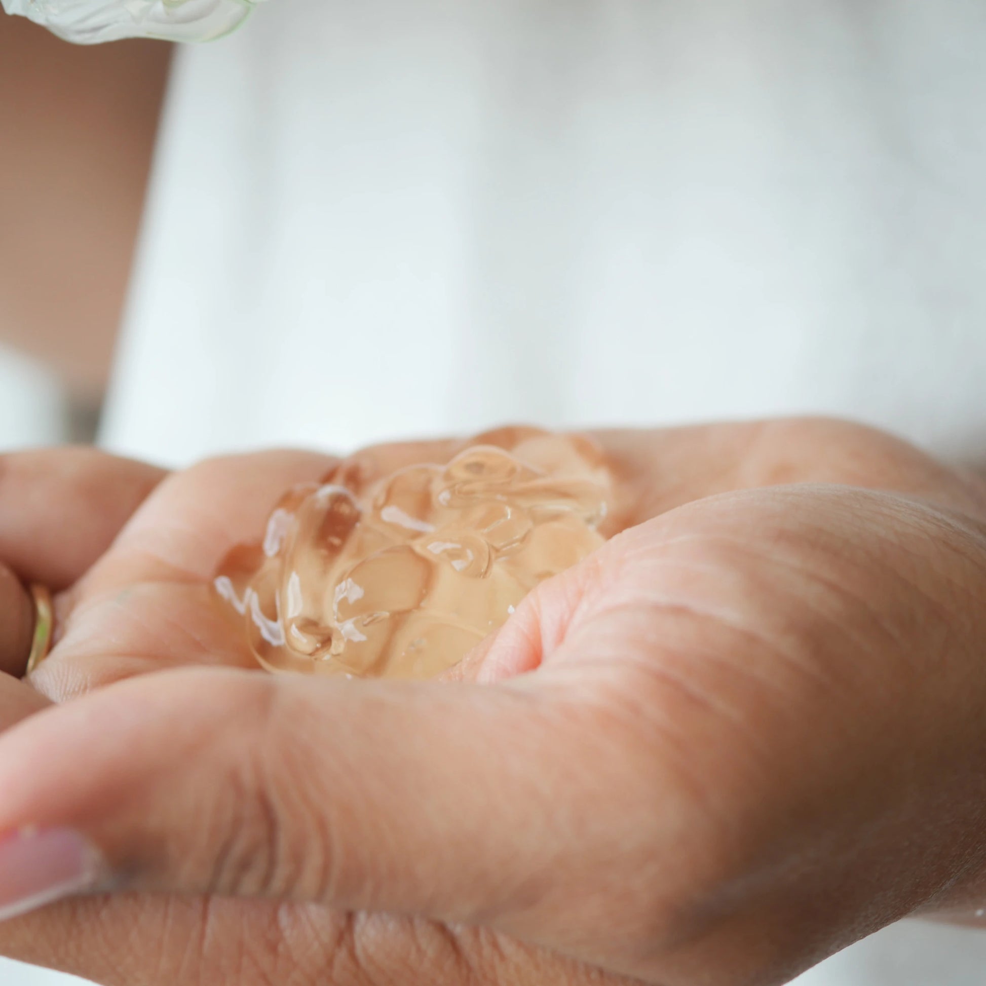 Mano con gel cosmético formulado con glicerina vegetal para aportar propiedades humectantes
