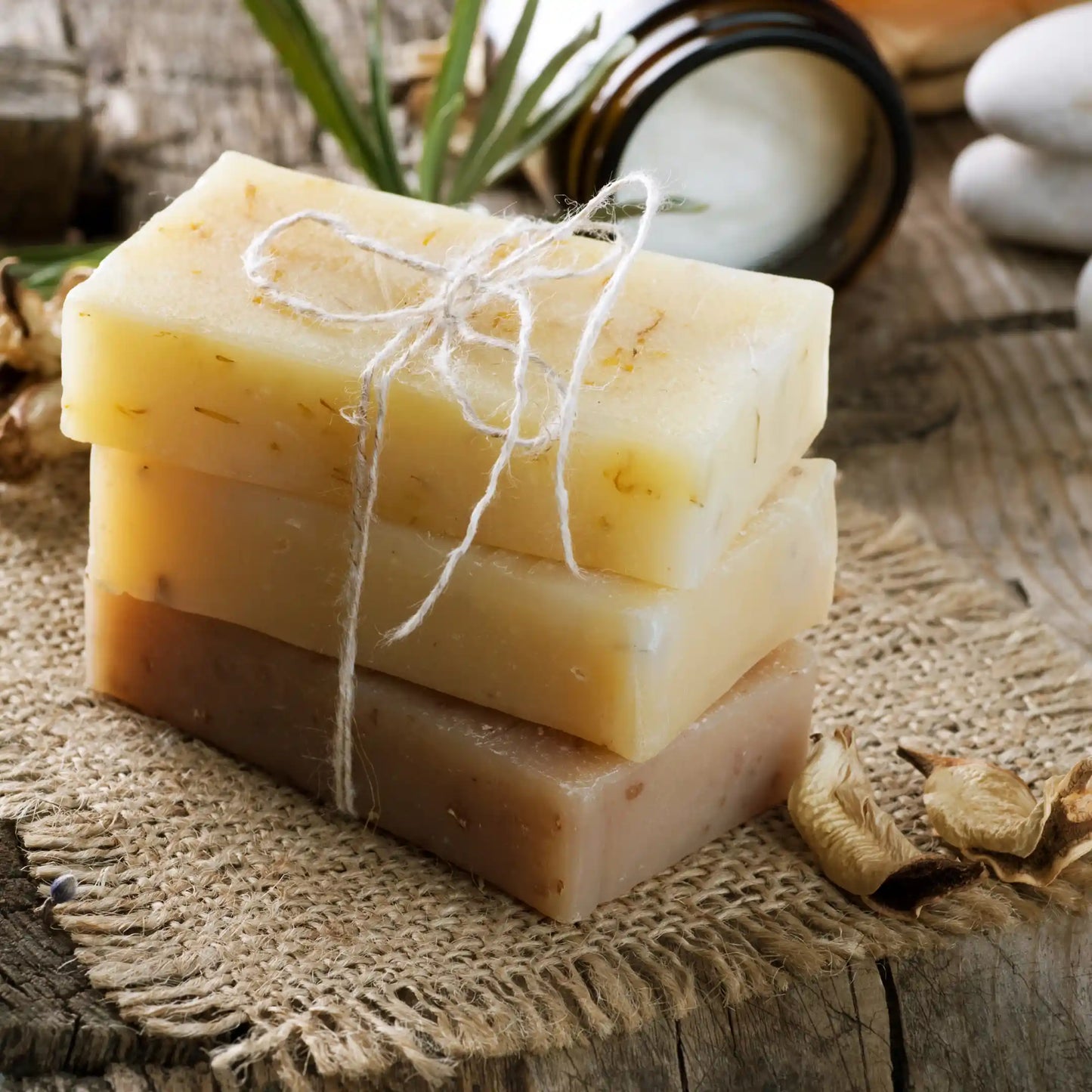 Jabones artesanales elaborados con glicerina vegetal líquida para formulación profesional en Gran Canaria