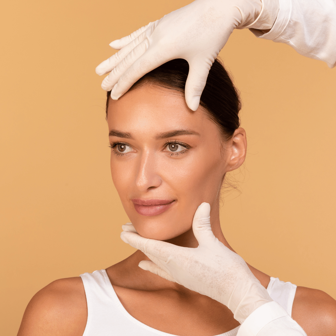 Especialista en estética utilizando guantes de látex blanco sin polvo en centro de belleza o peluquería en Gran Canaria, asegurando higiene y cuidado profesional.