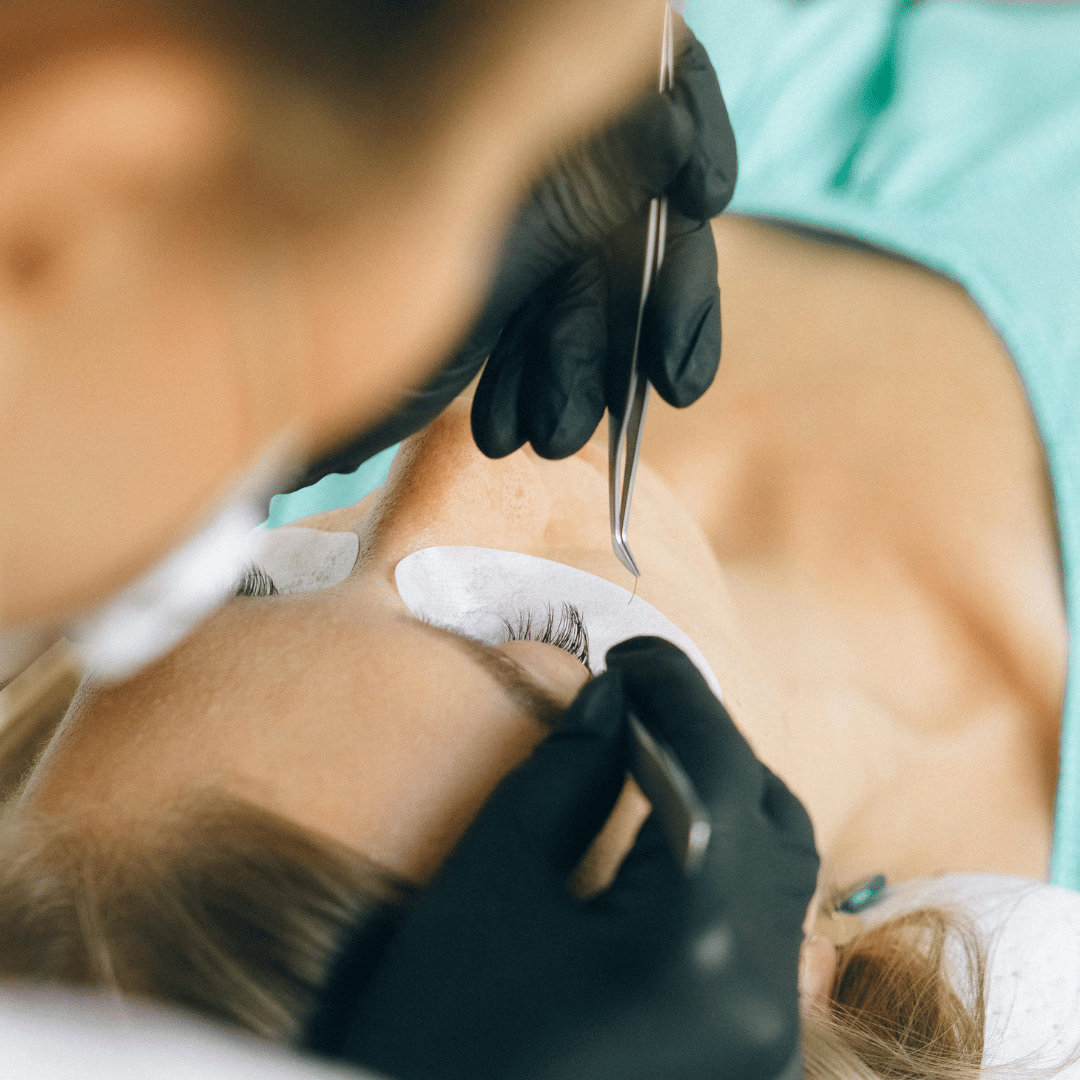 Guantes de látex negro sin polvo en uso en centro de estética en Gran Canaria, ideales para tratamientos faciales, microblading y cuidado profesional.