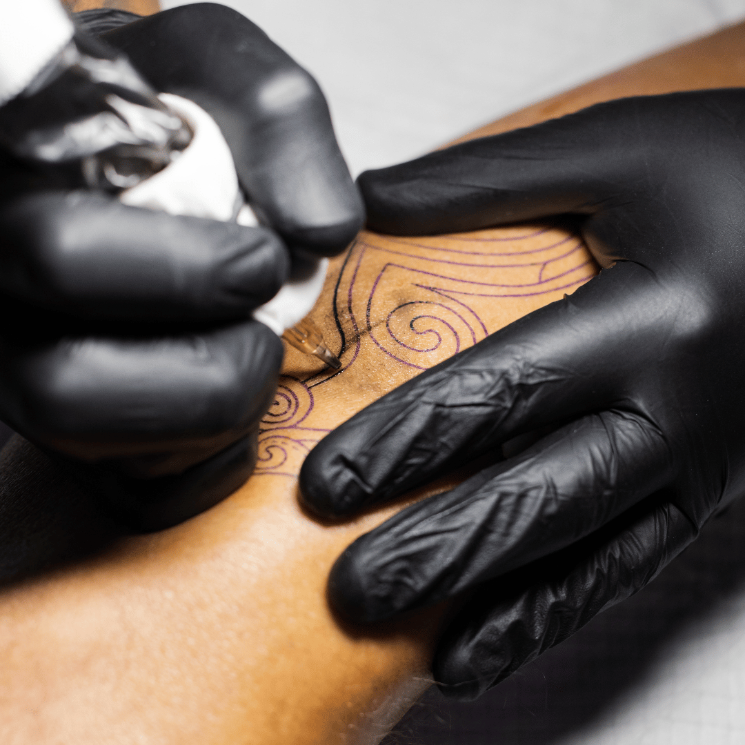 Guantes de látex negro sin polvo utilizados en estudio de tatuaje en Gran Canaria, mostrando precisión, higiene y protección para tatuadores.