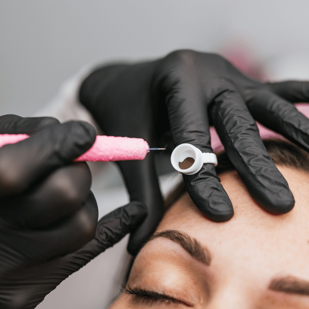 Uso de guantes nitrilo Nitriflex en centros de estética de Gran Canaria, perfectos para tratamientos faciales, microblading y procedimientos delicados.