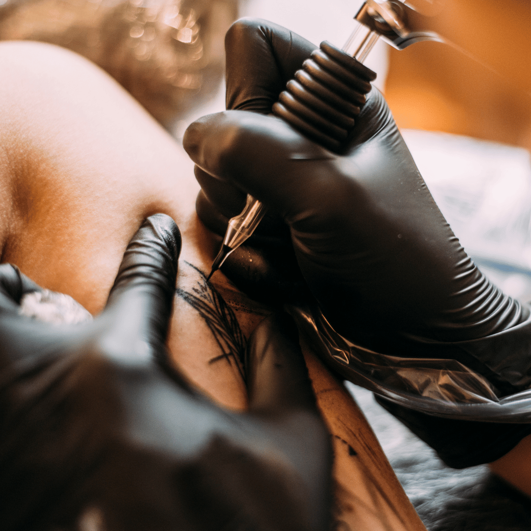 Guantes de nitrilo negro Nitriflex Black usados por tatuadores en Gran Canaria, aportando precisión, comodidad y ahorro en cada sesión.