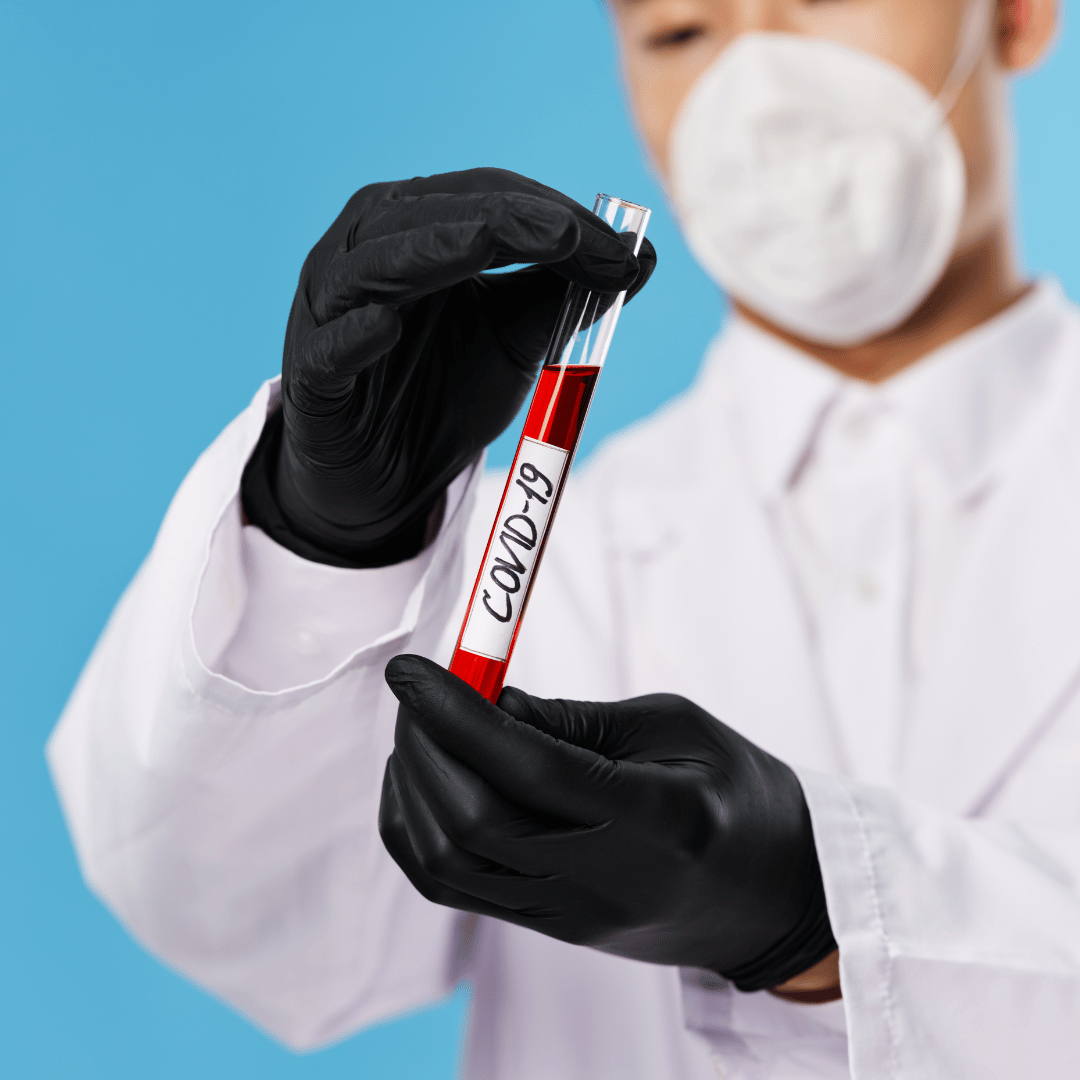 Uso de guantes de nitrilo negro en laboratorio en Gran Canaria para análisis y manejo de productos químicos.