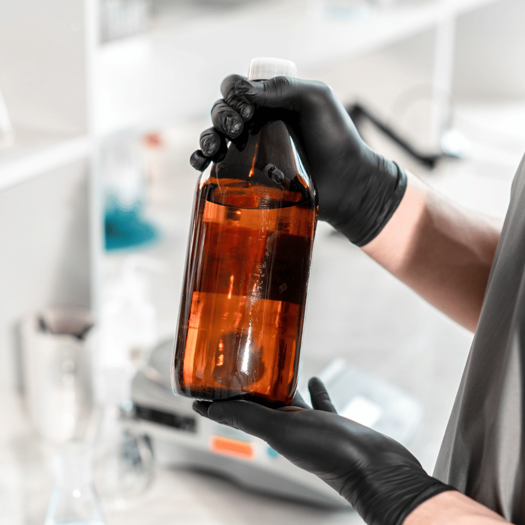 Profesional sanitario usando guantes de nitrilo negro en clínica en Gran Canaria para procedimientos médicos seguros.
