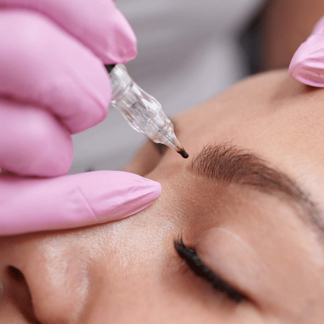 Guantes de nitrilo rosas en microblading en Gran Canaria para precisión en diseño de cejas, suministrados por DMP.
