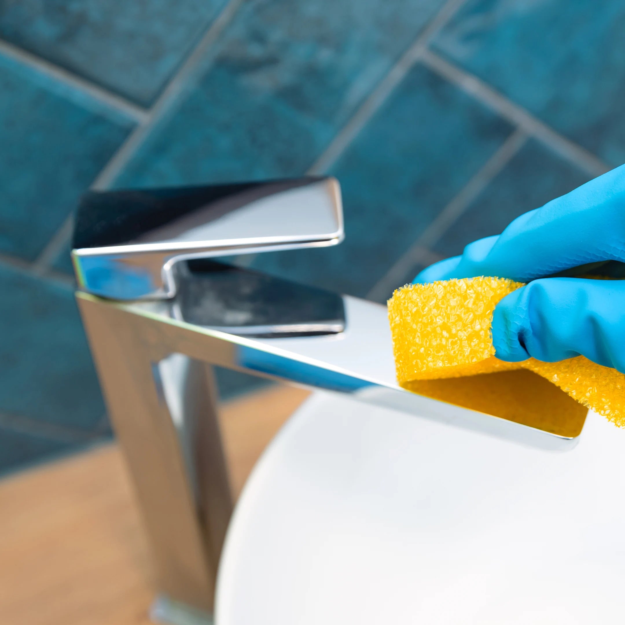Limpieza y abrillantado de lavabo con producto para baños en Gran Canaria.