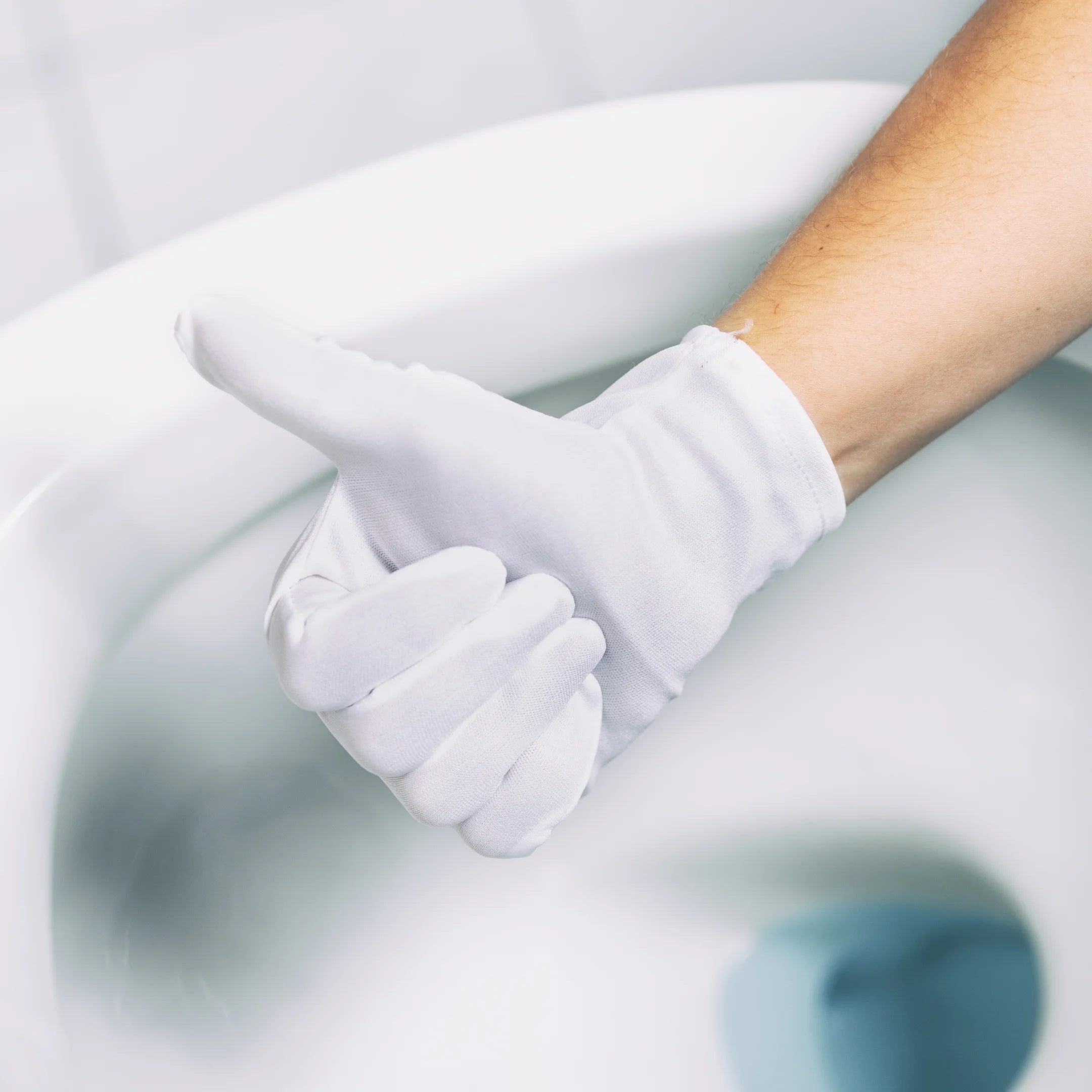 Persona limpiando un inodoro con producto específico para WC y baños de DMP en Gran Canaria.