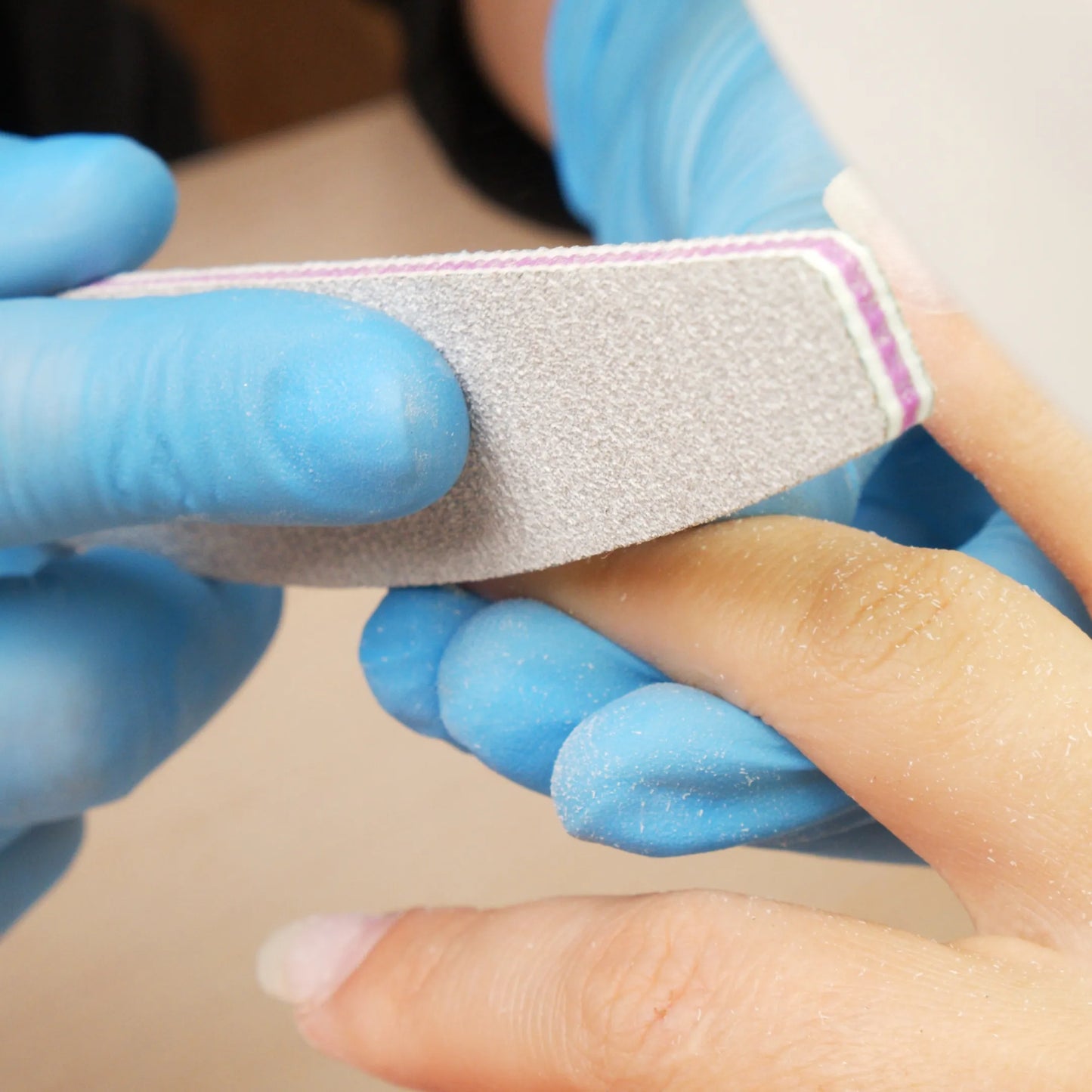 Manicurista limando la uña de una clienta con Lima de Uñas Blanco Media-Luna 100/180 Pollié en Gran Canaria