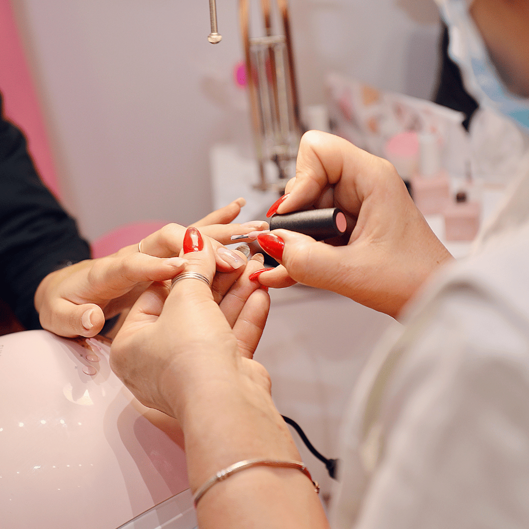 Manicurista trabajando con toalla desechable 40x60 de papel tissue gofrado para higiene en mesa.