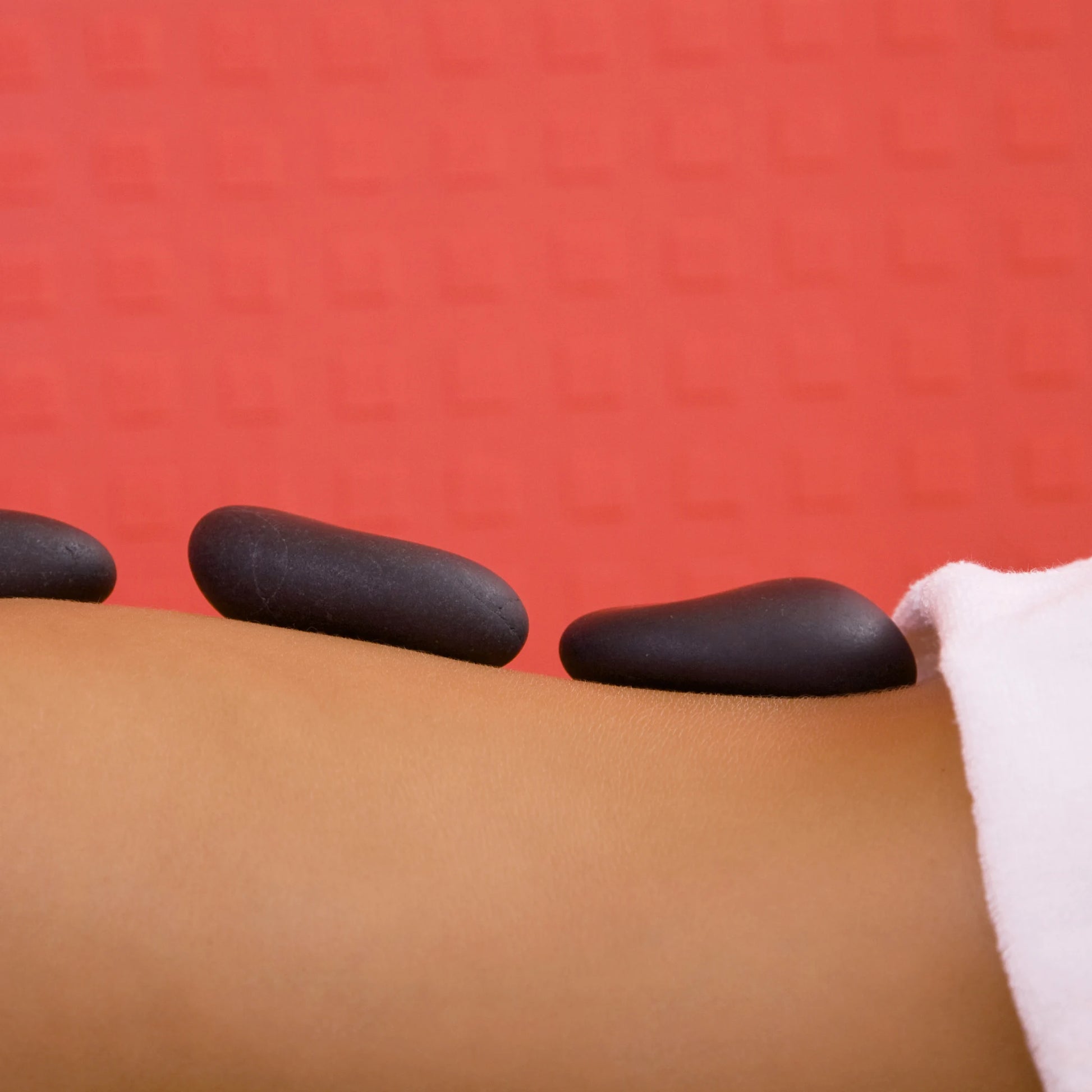 Masaje relajante con piedras calientes utilizando Crema Efecto Calor para Masajes Kefus en Gran Canaria