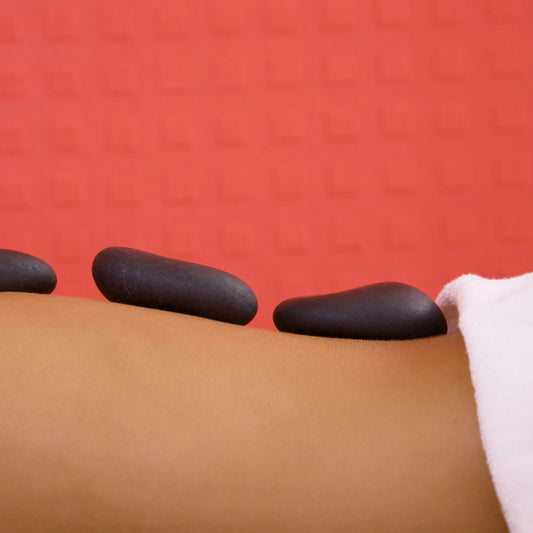 Masaje relajante con piedras calientes utilizando Crema Efecto Calor para Masajes Kefus en Gran Canaria
