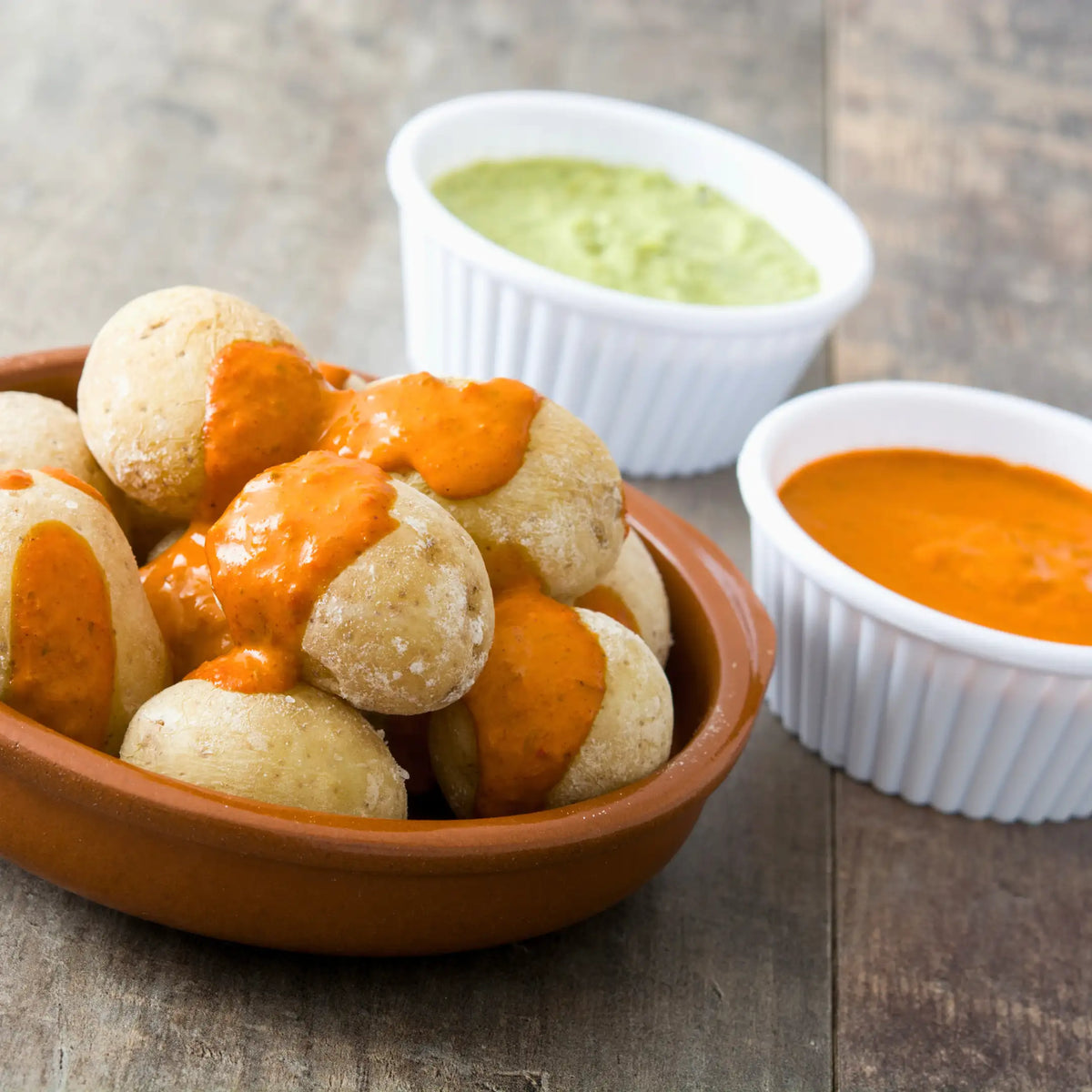 Papas arrugadas con mojo servidas como comida típica en bochinches y establecimientos de hostelería de Canarias.