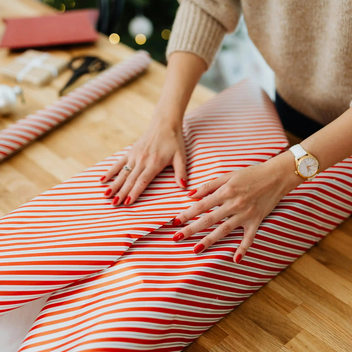 Persona envolviendo un producto con papel de regalo para su presentación en tiendas y comercios de Gran Canaria.