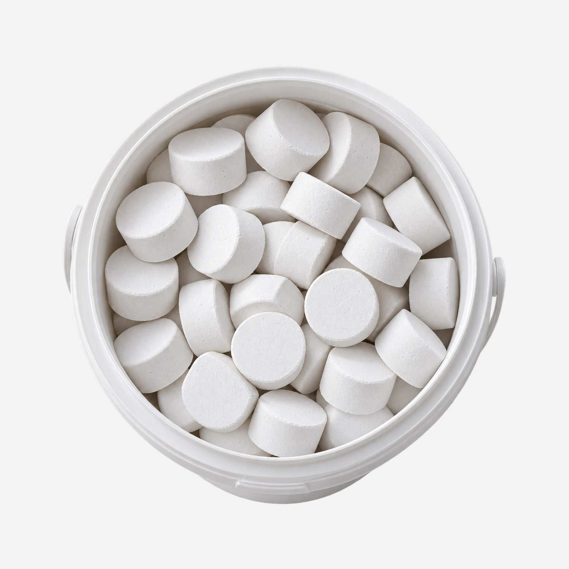 Vista cenital del envase abierto de Clorinetab Foam Pack 100 con pastillas/tabletas blancas de cloro activo y detergente para limpieza profesional.