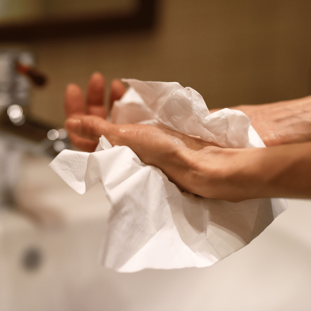 Persona secándose las manos rápidamente con papel secamanos ecológico 800GR en Gran Canaria, alternativa barata y sostenible.