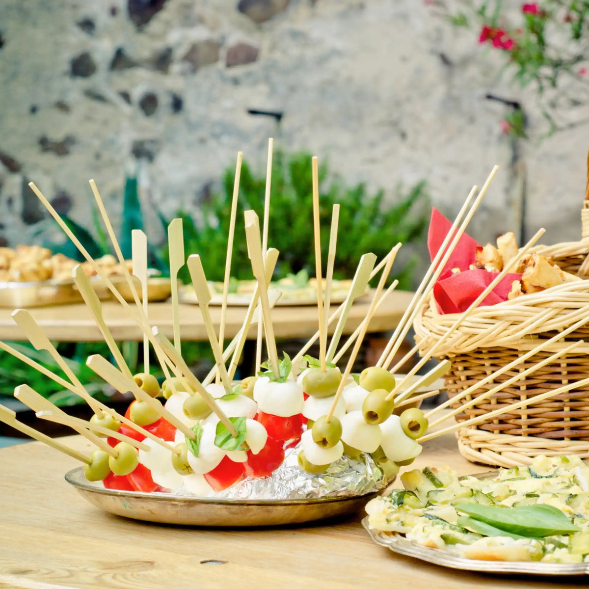 Pinchos de bambú con aperitivos preparados sobre mesas para un servicio de catering y eventos en Gran Canaria.