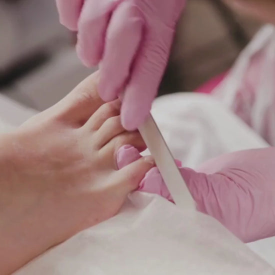 Vídeo de pedicurista realizando tratamiento sobre toalla desechable 40x60 de papel tissue gofrado.