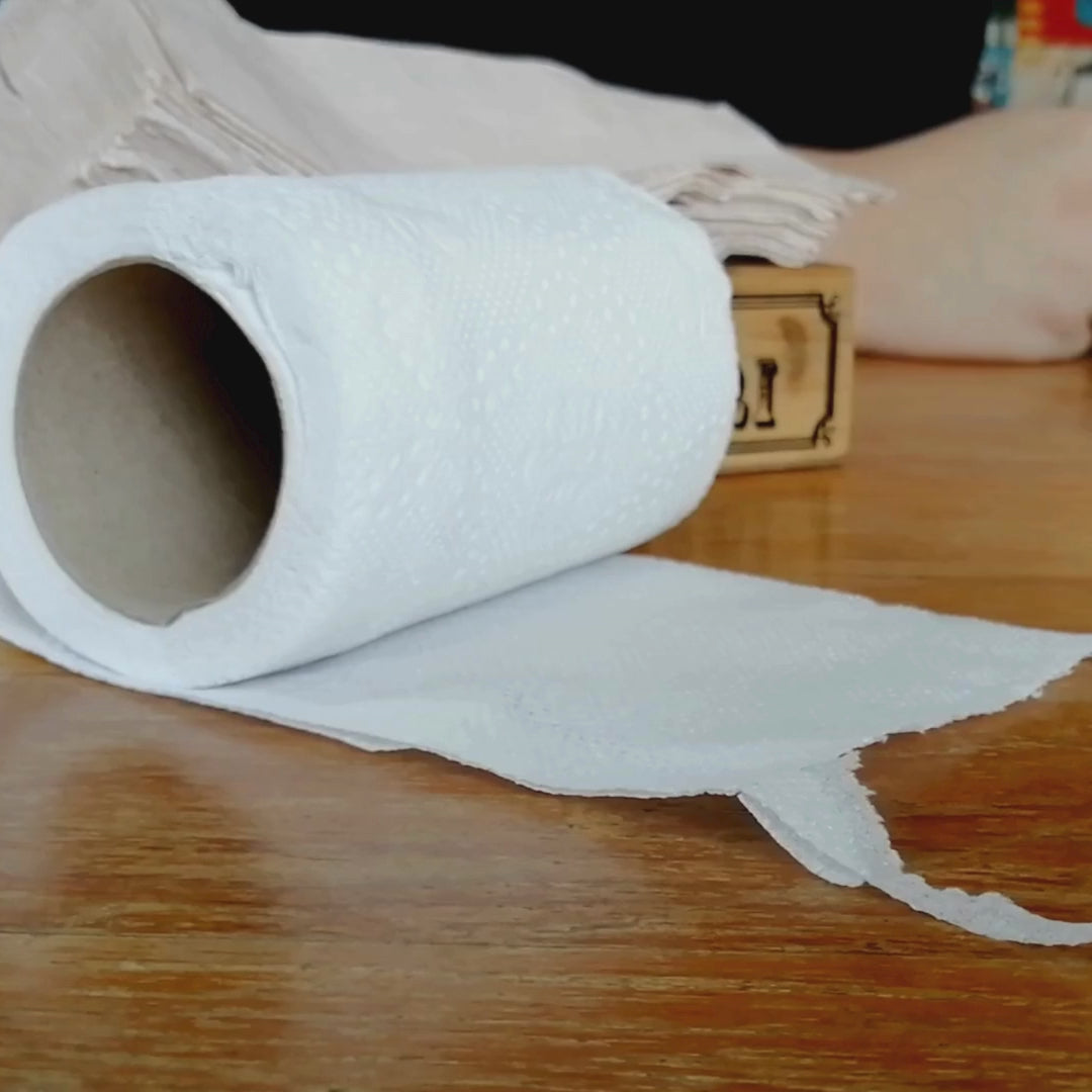 Vídeo demostrativo de papel secamanos ecológico 800GR sobre mesa de hogar en Gran Canaria, mostrando su formato práctico y económico.