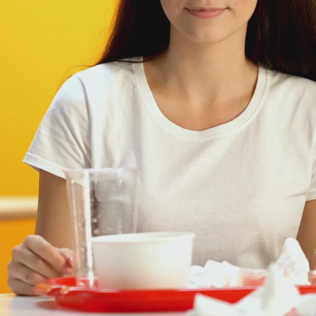 Cliente se limpia la boca con servilleta de papel 40x40 y se marcha; muestra absorción, comodidad e higiene en restaurantes de Gran Canaria.