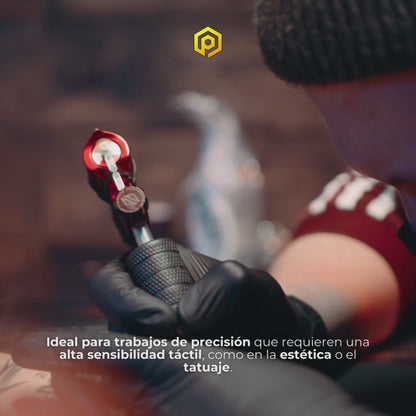 Vídeo mostrando los beneficios de los guantes de látex negro sin polvo para tatuadores, profesionales de la estética y el sector médico-sanitario. Resistencia, durabilidad y ajuste perfecto, con enfoque en su uso en tatuajes, microblading y alimentación.