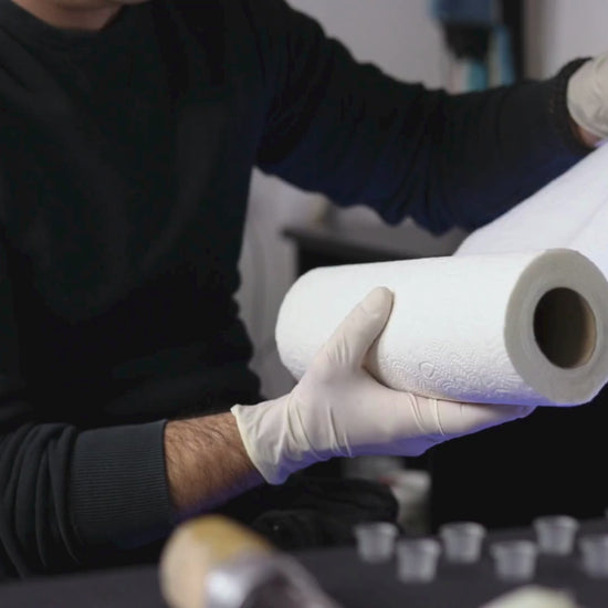 Vídeo de tatuador en Gran Canaria preparando su set de trabajo con Papel Cocina Megarollo 66 metros, rollo de cocina grande y absorbente multiuso.