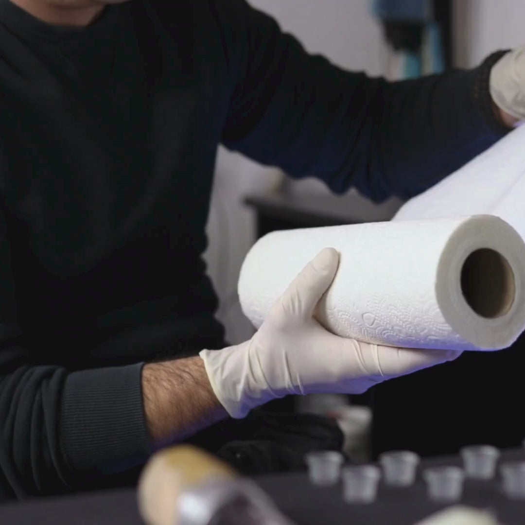 Vídeo de tatuador en Gran Canaria preparando su set de trabajo con Papel Cocina Megarollo 66 metros, rollo de cocina grande y absorbente multiuso.
