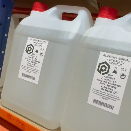 Varias garrafas de Glicerina Vegetal Líquida 5L almacenadas en las instalaciones de DMP en Gran Canaria