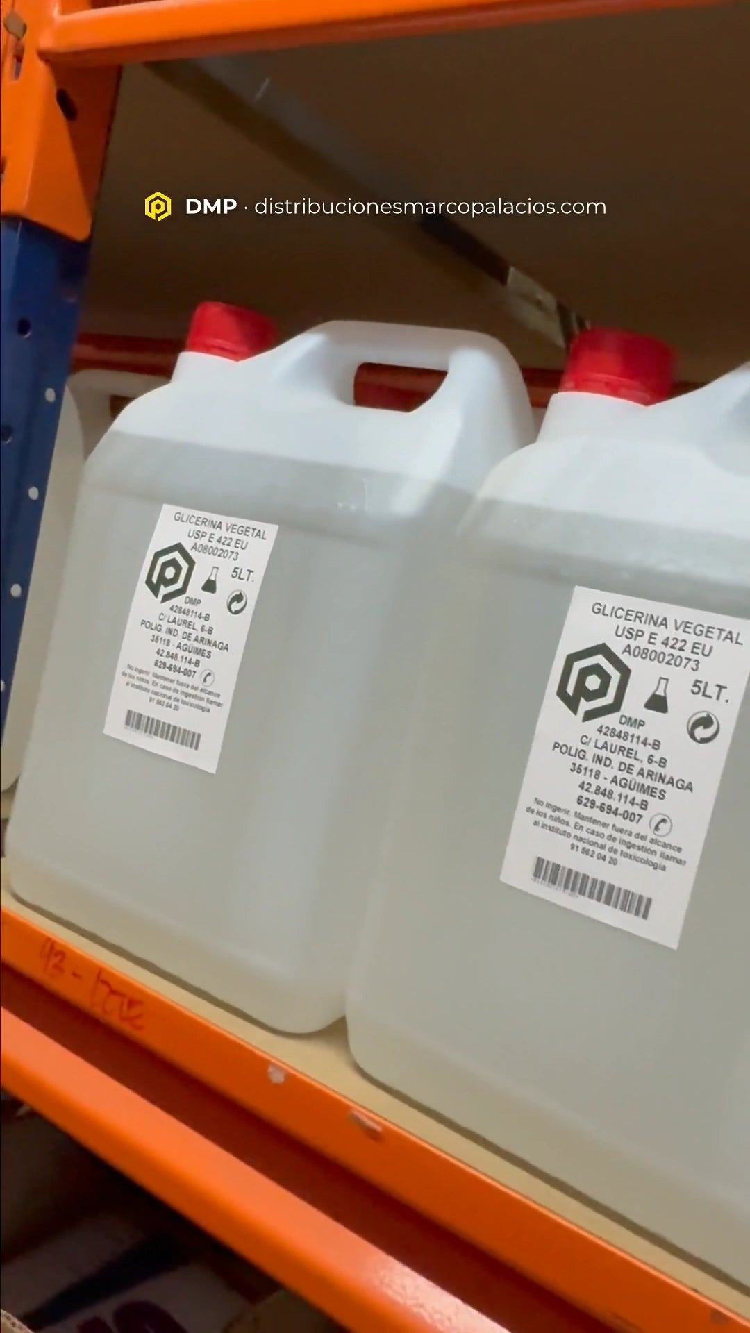 Varias garrafas de Glicerina Vegetal Líquida 5L almacenadas en las instalaciones de DMP en Gran Canaria