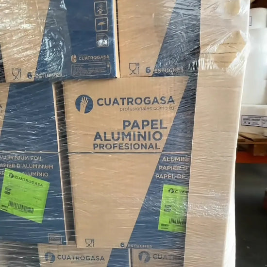 Vídeo de un palé completo con numerosas cajas de Papel de Aluminio 1,2KG Profesional 13 Micras, mostrando el stock disponible para distribución a empresas y particulares en Gran Canaria.