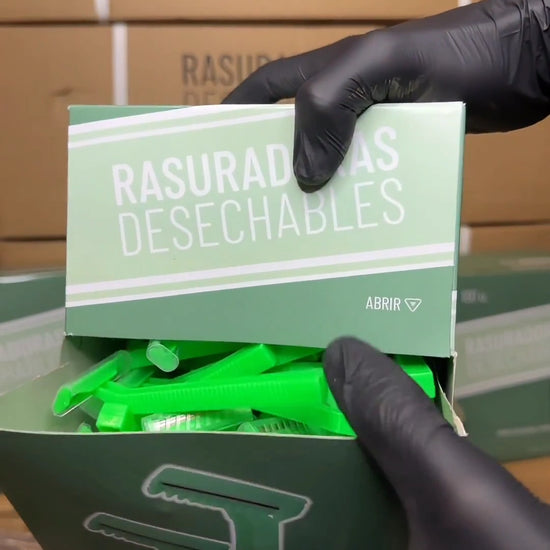 Vídeo de rasuradoras desechables de dos hojas en paquete de 100 unidades, mostrando un palé completo, el envase verde, su apertura y una rasuradora al detalle con mango y hojas de acero sueco.