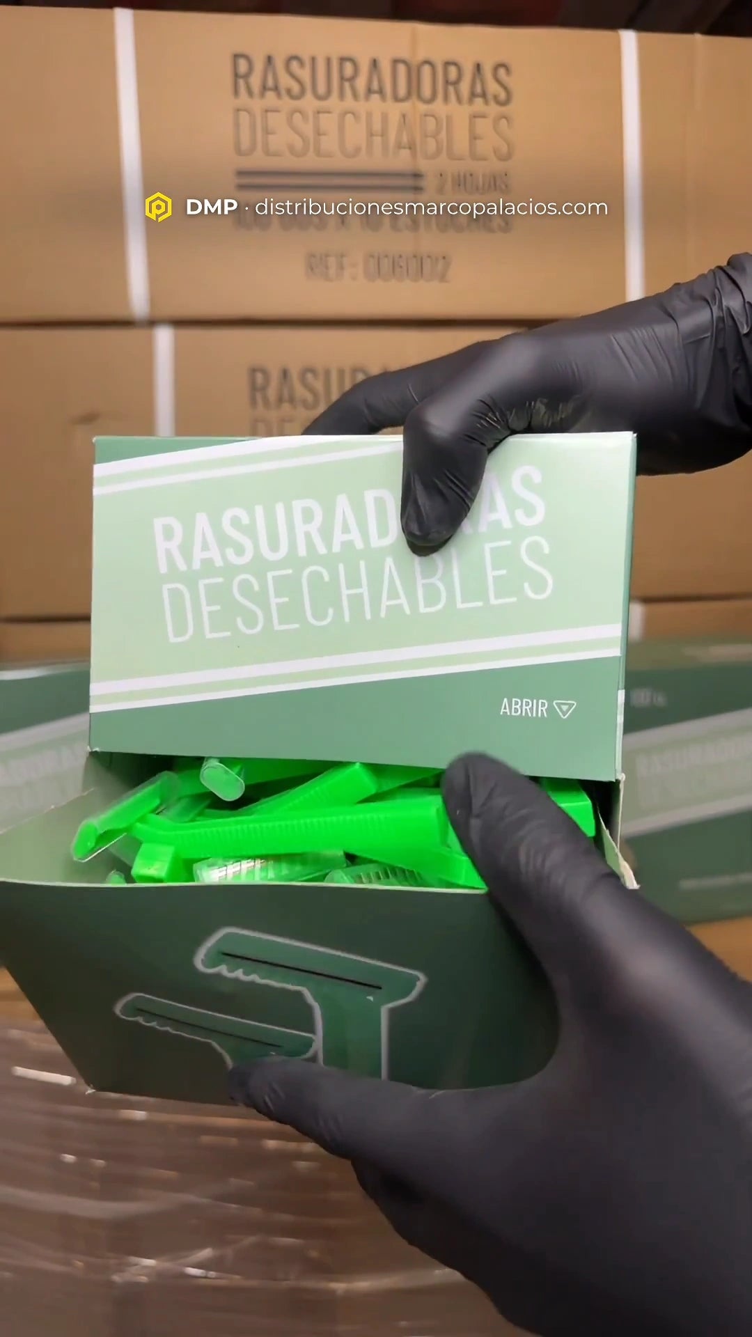 Vídeo de rasuradoras desechables de dos hojas en paquete de 100 unidades, mostrando un palé completo, el envase verde, su apertura y una rasuradora al detalle con mango y hojas de acero sueco.