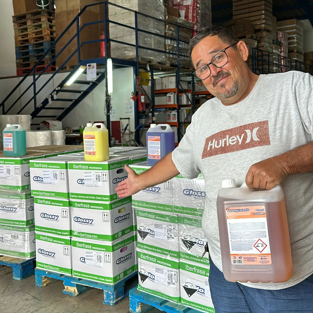 Palés de productos de limpieza en la nave de DMP en Gran Canaria junto a Marco Aurelio Palacios Jiménez, fundador de la empresa.